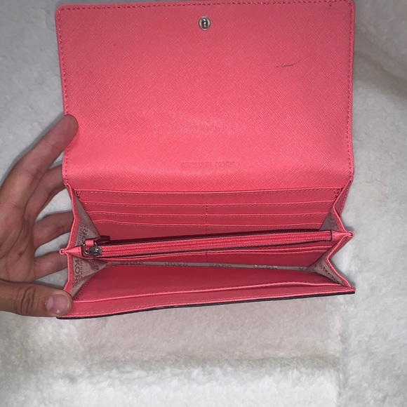 Michael Kors wallet 🌸 - Picture 3 of 3